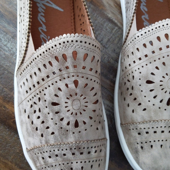 🆕🌿SHIMMER SLIP ON SHOES🌿 - Picture 2 of 9